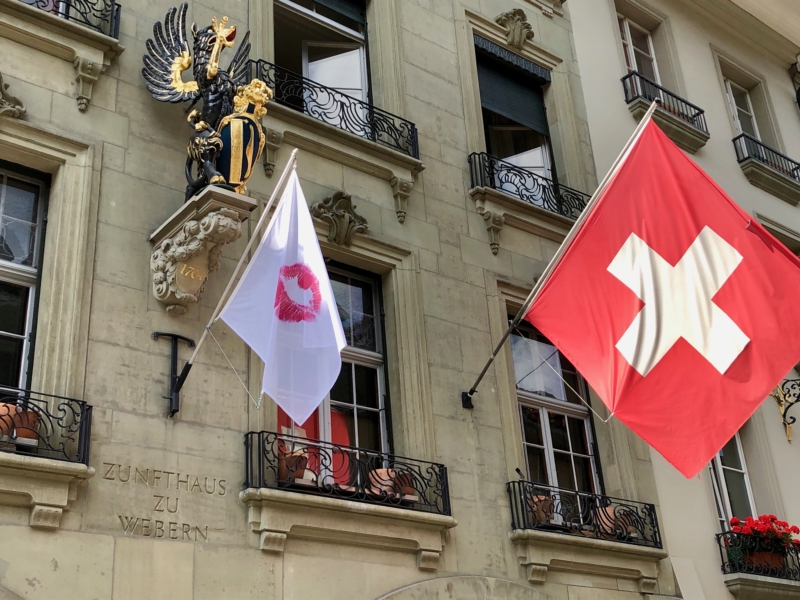 Eine Fahne mit dem für Marianne Milani typischen roten Kussmund beim Restaurant Zunft zu Webern.  