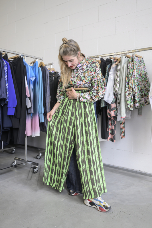 Sabine Portenier Modedesignerin in ihrem Atelier in Thun

© Franziska Rothenbuehler | TAMEDIA AG