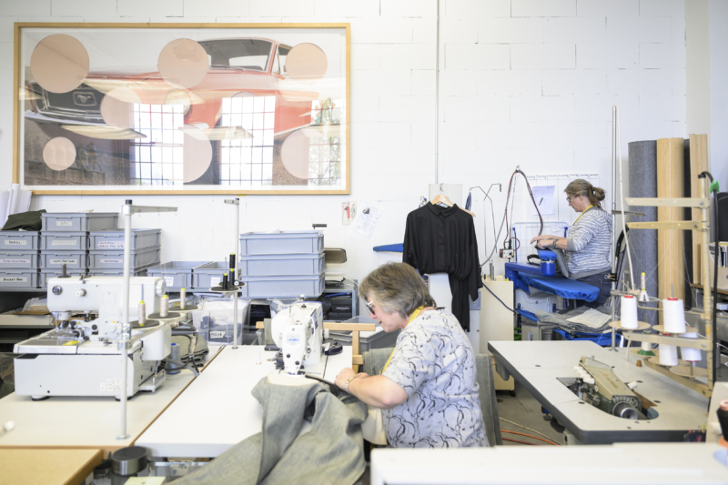 Sabine Portenier Modedesignerin in ihrem Atelier in Thun

© Franziska Rothenbuehler | TAMEDIA AG